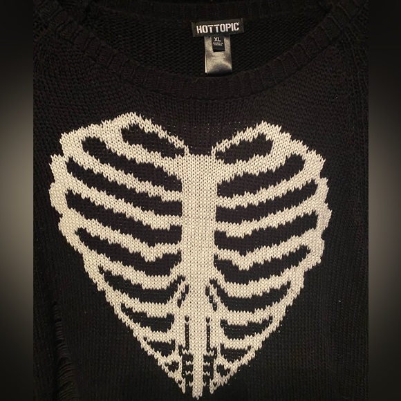Hot Topic Sweaters - NEW NWOT HOT TOPIC XL SKULL HEART LOVE BONES KNIT SWEATER BLACK